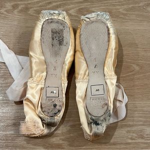 dead pointe shoes